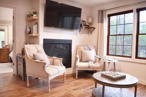 Area soggiorno di Ruidosos Midtown Retreat Cozy Cabin with AC