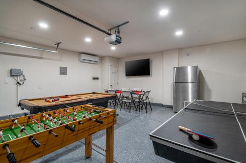 Instalaciones para jugar ping pong en Entertainers Paradise Luxe Pool With Game Room o alrededores