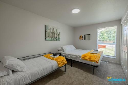 a bedroom with two beds and a window at Lost Creek by Conmigo in Sandy