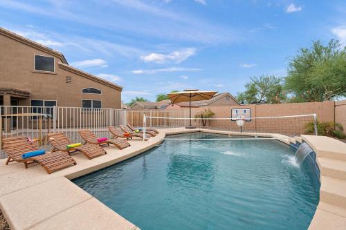 Mirage Peak Manor Luxury Villa Pool Spa Games Hosted by Relaxtayの敷地内または近くにあるプール
