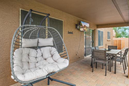 Mirage Peak Manor Luxury Villa Pool Spa Games Hosted by Relaxtayにあるテレビまたはエンターテインメントセンター