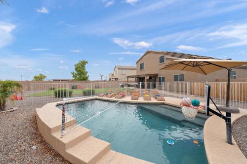Mirage Peak Manor Luxury Villa Pool Spa Games Hosted by Relaxtayの敷地内または近くにあるプール