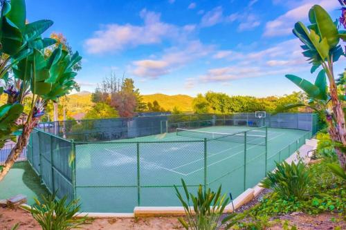 Tenis a/nebo squash v ubytování Poway Villa - Private Resort nebo okolí