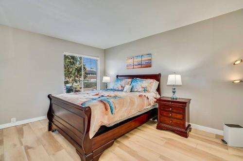 Postel nebo postele na pokoji v ubytování Pacific Beach Resort Condo - Walk to the Beach