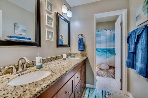 Koupelna v ubytování Pacific Beach Resort Condo - Walk to the Beach