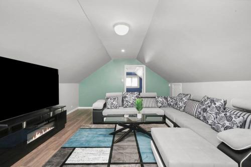 Televisyen dan/atau pusat hiburan di Gorgeous 5 BR Gem with Games