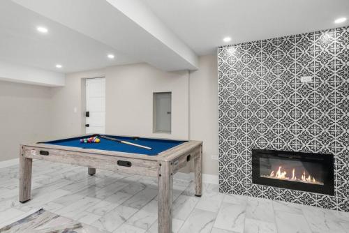 Meja biliard di Gorgeous 5 BR Gem with Games