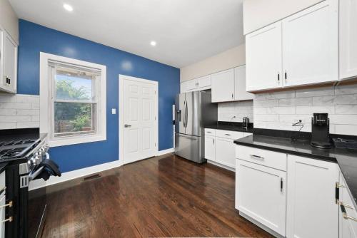 Dapur atau dapur kecil di Gorgeous 5 BR Gem with Games