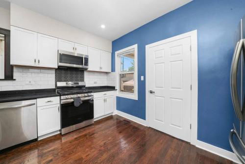 Dapur atau dapur kecil di Gorgeous 5 BR Gem with Games