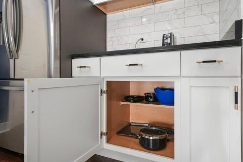 Dapur atau dapur kecil di Gorgeous 5 BR Gem with Games