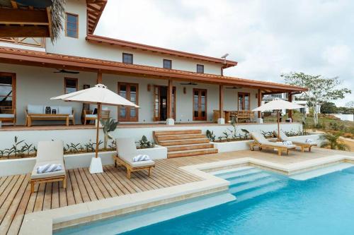 a villa with a swimming pool and a house at Pedasí, Playa Los Destiladeros Casa Serena in Pedasí Town