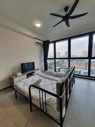 Ένα ή περισσότερα κρεβάτια σε δωμάτιο στο New 2BR OR 3BR Cityview Homestay at Urban Suite BY URBAN STAYCATION LDL