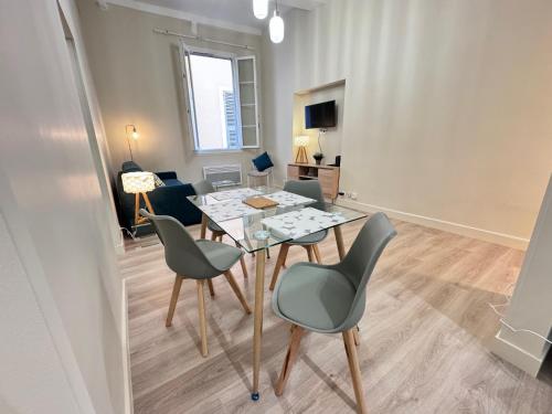 une salle à manger avec une table et des chaises dans une pièce dans l'établissement ApartHotel Riviera - COCON DU MOULIN - Old Town Promenade des Anglais, à Nice