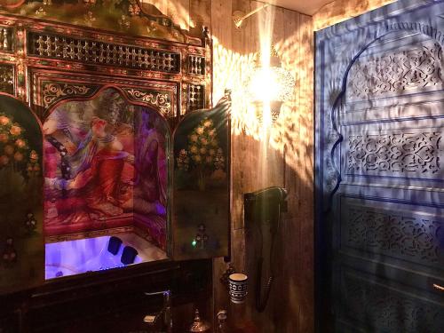 a room with a door and a painting on the wall at SPA La Casa Blue in Wingles