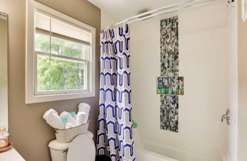 Phòng tắm tại Louisville Apartment - Walk to Restaurants!