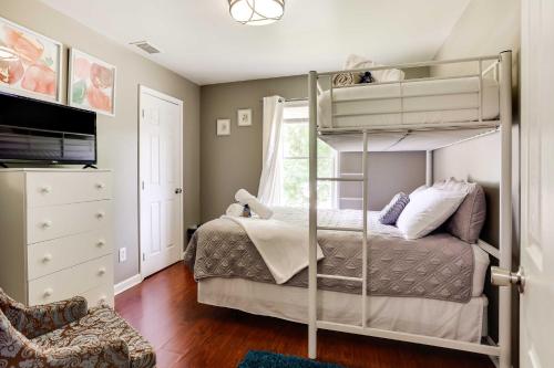 Giường trong phòng chung tại Louisville Apartment - Walk to Restaurants!