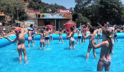 un groupe de filles dans l'eau d'une piscine dans l'établissement Cabane perché à la ferme aventure du perthus, à Le Perthus