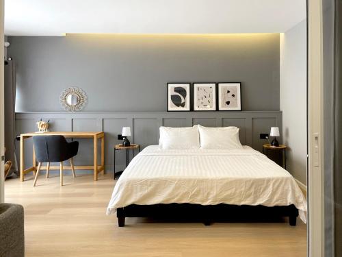 a bedroom with a bed and a desk with a chair at Vélin Khaosan - 2nd Floor apartment with 2Bedrooms in Bangkok