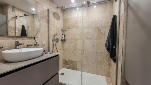 une salle de bain avec un lavabo et une douche en verre dans l'établissement Charmant T3 au Mourillon, à Toulon