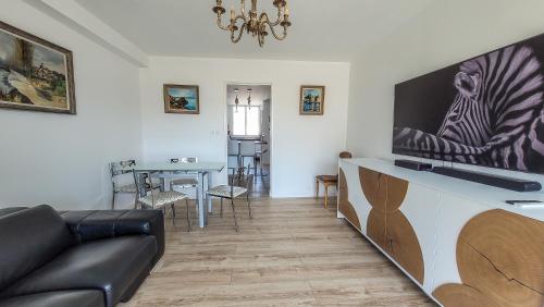 un salon avec un canapé et une télévision dans l'établissement Charmant T3 au Mourillon, à Toulon