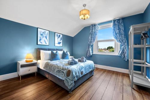 Ένα ή περισσότερα κρεβάτια σε δωμάτιο στο 5-Bedroom Stunning, Luxurious & Stylish Manor with Games Room, Private Parking & Garden, Central Gloucester, Cotswolds Retreat Sleeps up to 12 - WORK CONTRACTORS SPECIAL OFFER! - by Blue Puffin Stays