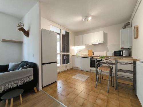 - une cuisine avec un réfrigérateur et une table dans la chambre dans l'établissement Spacieux-3 chambres 4 pers-Calme-pking-5mn centre, à Pau