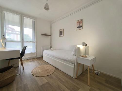 une chambre blanche avec un lit et un bureau dans l'établissement Spacieux-3 chambres 4 pers-Calme-pking-5mn centre, à Pau