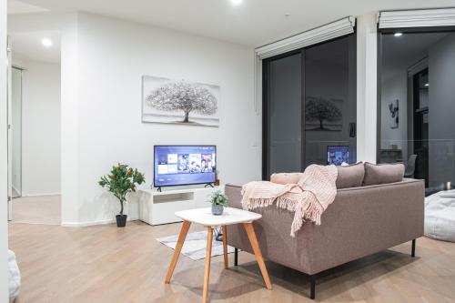 Televisyen dan/atau pusat hiburan di Charming 1br Maribyrnongwifiparkingbalcony