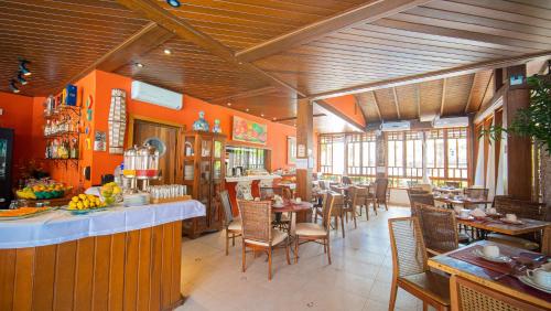 a restaurant with a bar and tables and chairs at Pousada Montão do Trigo Juquehy in Juquei
