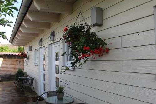 a porch with a flower basket on the side of a house at Pension König in Kassel