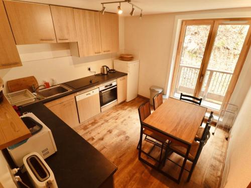 une cuisine avec une table et une salle à manger dans l'établissement Spacieux Appartement 2* près des pistes et du centre station - Courchevel Village - FR-1-514-41, à Courchevel