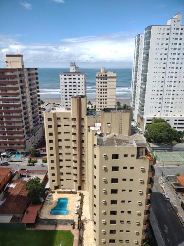 an aerial view of a city with tall buildings and the ocean at Linda Cobertura vista mar no Residencial Affinity in Praia Grande