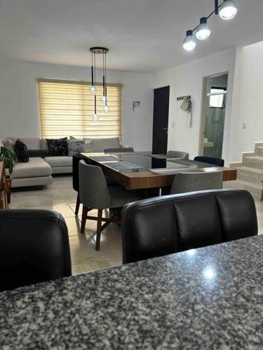a living room with a table and chairs at Casa residencial León in San Isidro de los López