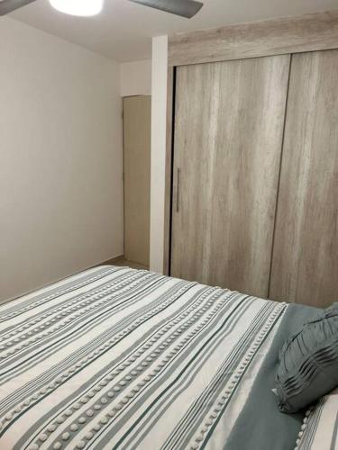a bedroom with a bed with a wooden door at Casa residencial León in San Isidro de los López