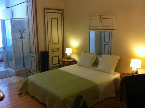 um quarto com uma cama grande e 2 candeeiros em Hotel Residence 18 em Bruxelas