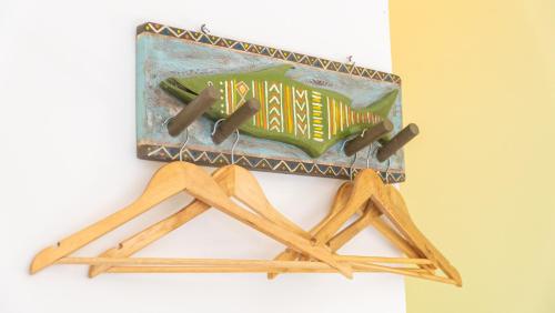 a wooden stand with four wooden crosses on a wall at Pousada Montão do Trigo Juquehy in Juquei