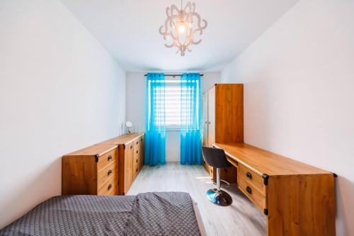 Postel nebo postele na pokoji v ubytování Cozy New Town Apartment- City Centre Rzeszow by StayNest