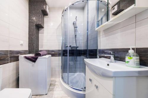 Koupelna v ubytování Cozy New Town Apartment- City Centre Rzeszow by StayNest