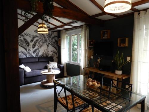 Ruang duduk di Le Cottage Exotique du Lutin Many & son bain nordique
