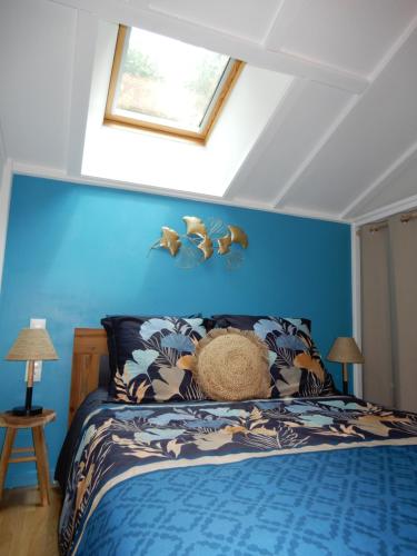Katil atau katil-katil dalam bilik di Le Cottage Exotique du Lutin Many & son bain nordique