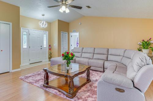 Ruang duduk di 11 Mi to Dtwn Ocala Home with Screened-In Lanai!