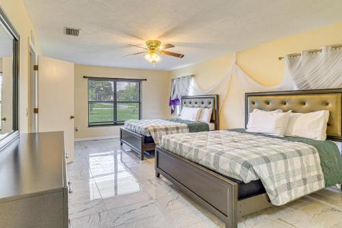 Katil atau katil-katil dalam bilik di 11 Mi to Dtwn Ocala Home with Screened-In Lanai!