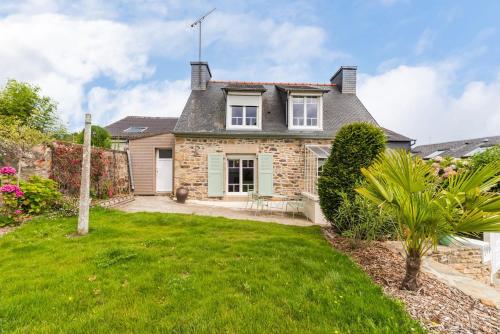 a house with a green lawn in front of it at Charmante Maison sur le port Loguivy de la Mer in Ploubazlanec