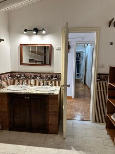 un baño con lavabo y espejo en Dionigi suite, en Siracusa