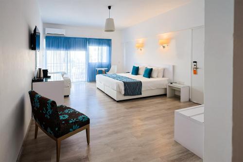 Postel nebo postele na pokoji v ubytování Mikes Kanarium City Hotel