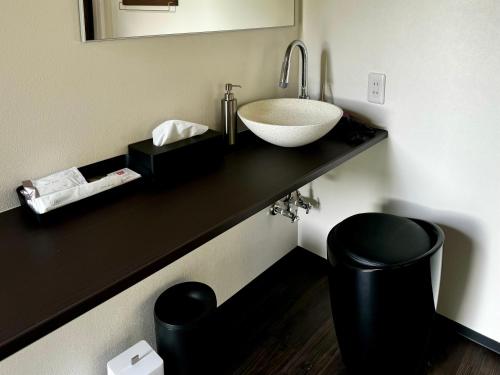 a bathroom with a sink and a bowl on a counter at 加美屋リゾート房総 浪漫ラウンジ 夕日と露天風呂-Kamiya Resort Boso in Yawata