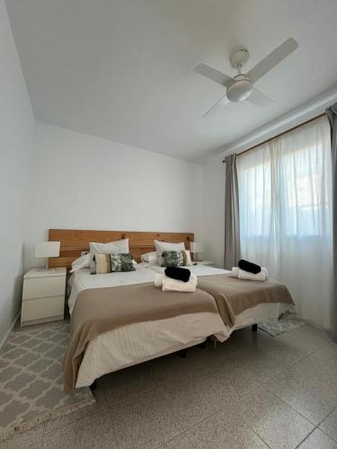 a bedroom with two beds and a ceiling fan at CRÁTER 2 in El Paso