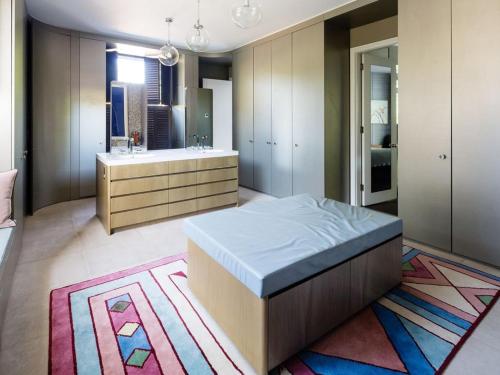 - une grande salle de bains avec un lit et un lavabo dans l'établissement Charmante maison familiale avec jolie vue mer, à Villeneuve-Loubet