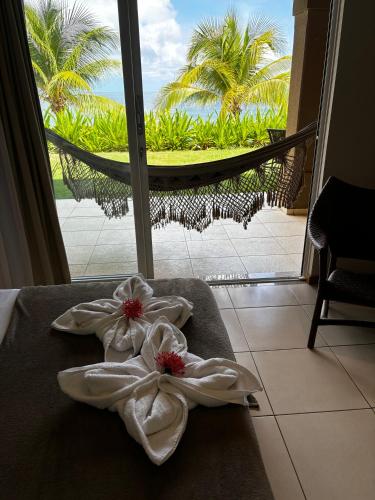 two towels on a bed in a room with a window at Loft Pestana Lodge - Suíte e Sala in Salvador