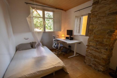 Ένα ή περισσότερα κρεβάτια σε δωμάτιο στο 2 Private Abodes in One Magnificent Villa!